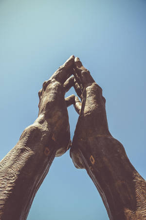 University Hand Statue Wallpaper