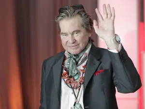 Val Kilmer Wavingat Event Wallpaper