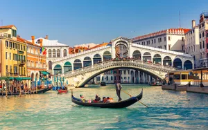 Venice Rialto Bridgeand Gondola Wallpaper