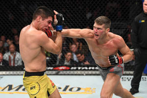 Vicente Luque In A Competitive Fight Against Stephen Thompson Wallpaper