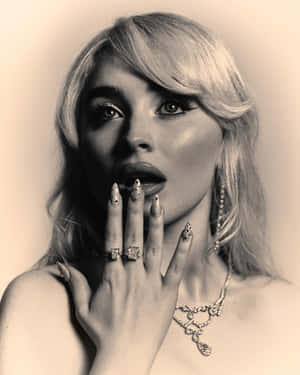 Vintage Glamour Sabrina Carpenter Wallpaper