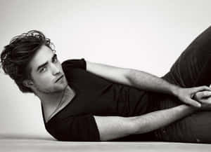 White Man Hollywood Actor Robert Pattinson Wallpaper
