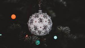 White Ornament Christmas Laptop Wallpaper