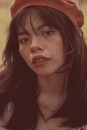 Woman With Beret Face Reference Wallpaper