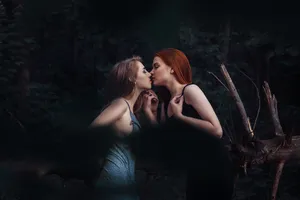 Wonderful Kiss Of Mujeres Lesbianas Wallpaper