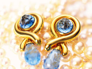 You Can’t Go Wrong With A Stylish Pair Of Gold Earrings. Wallpaper