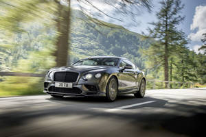 Zooming Continental Gt Bentley Cars Wallpaper